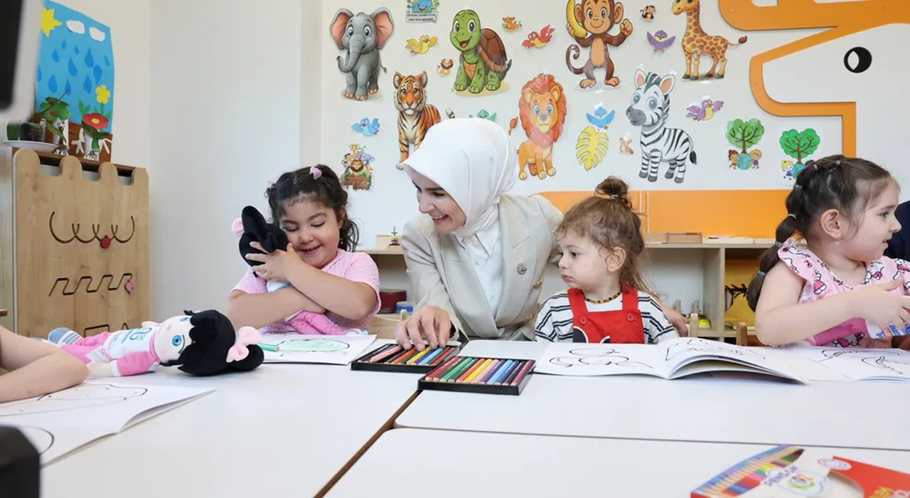 Aile Bakanlığından çalışan annelere yeni destek paketi: Memur çocukları için 7/24 kreş dönemi