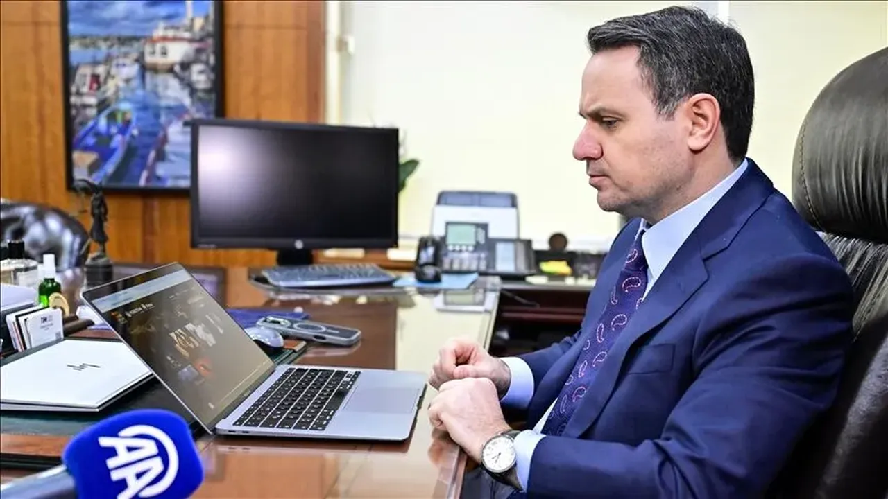 Bakan Gürlek, tazminat davasından kazandığı parayı Kızılay'a bağışladı