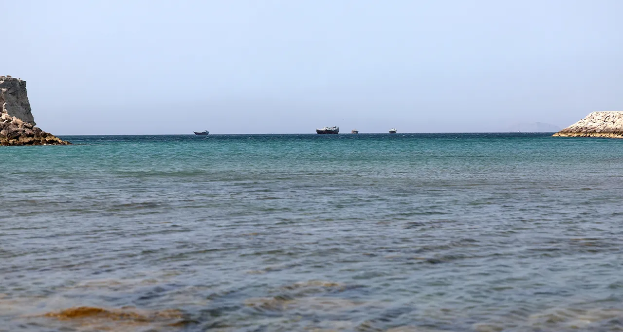 İran Hürmüz Boğazı'nı kapattı, Orta Doğu'da tansiyon yükseldi! Peş peşe saldırılar...