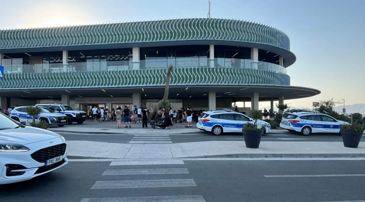 Lefkoşa'da 'bomba tehdidi' alarmı! AVM ve bina tahliye edildi