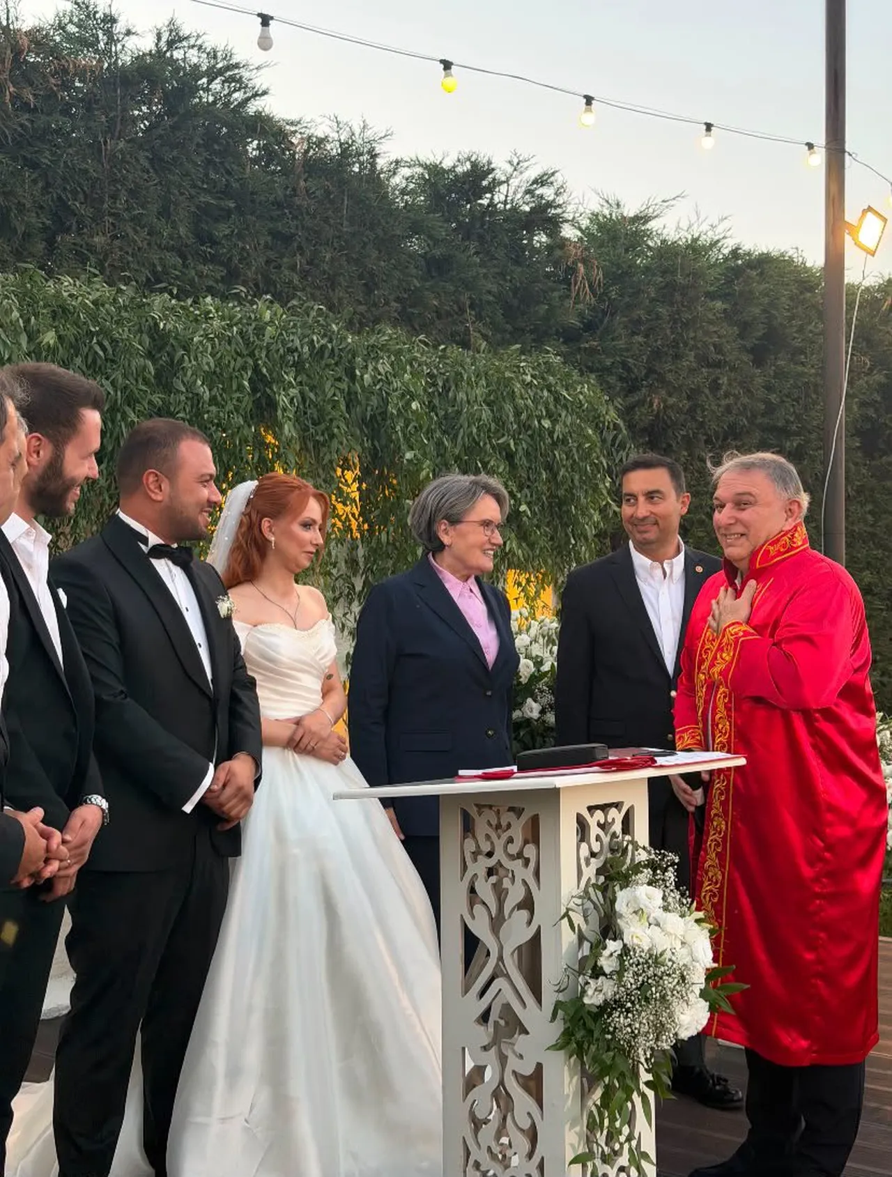Meral Akşener düğünde ortaya çıktı! Nikah şahidi oldu, genç çifte anlamlı hediye verdi
