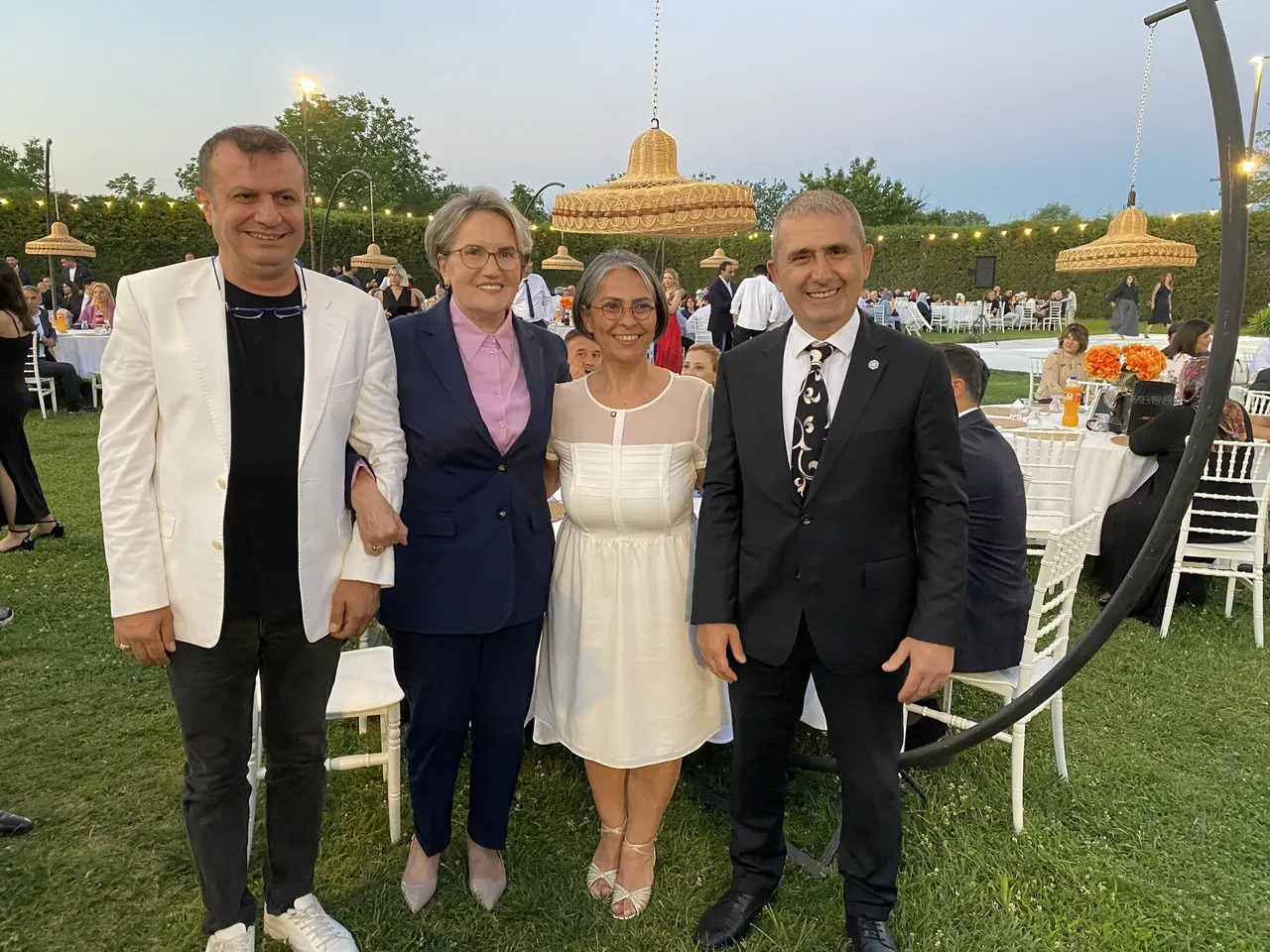 Meral Akşener düğünde ortaya çıktı! Nikah şahidi oldu, genç çifte anlamlı hediye verdi