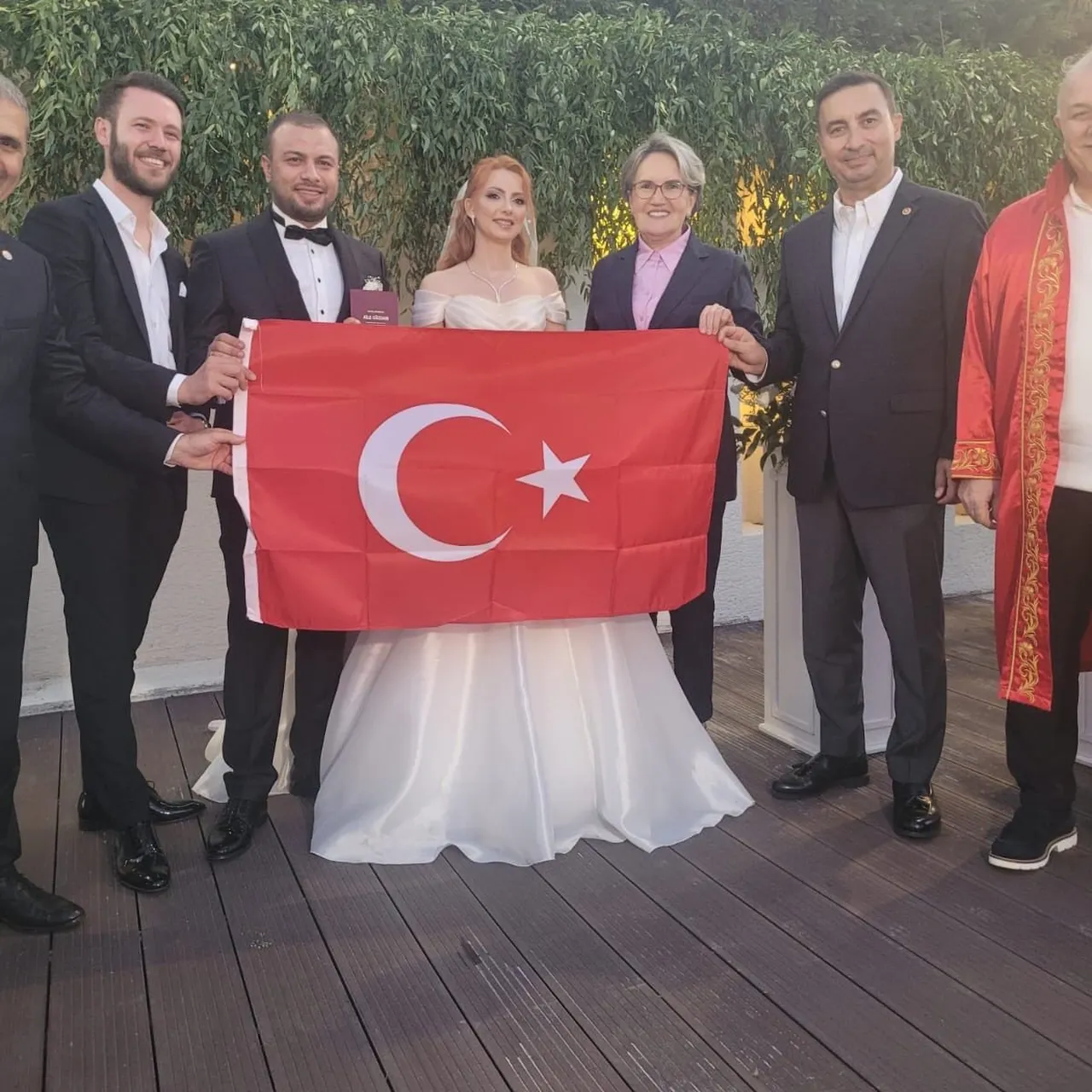 Meral Akşener düğünde ortaya çıktı! Nikah şahidi oldu, genç çifte anlamlı hediye verdi