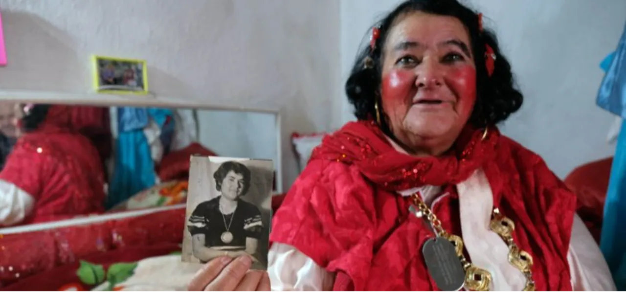Tepeden tırnağa tek renkle geçen ömür! ‘Kırmızılı Kadın’ Sultan Özcan hayatını kaybetti, işte Konya'nın 'Deli Kızı'nın hikayesi