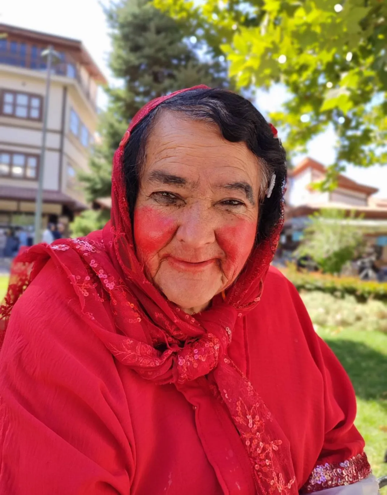 Tepeden tırnağa tek renkle geçen ömür! ‘Kırmızılı Kadın’ Sultan Özcan hayatını kaybetti, işte Konya'nın 'Deli Kızı'nın hikayesi