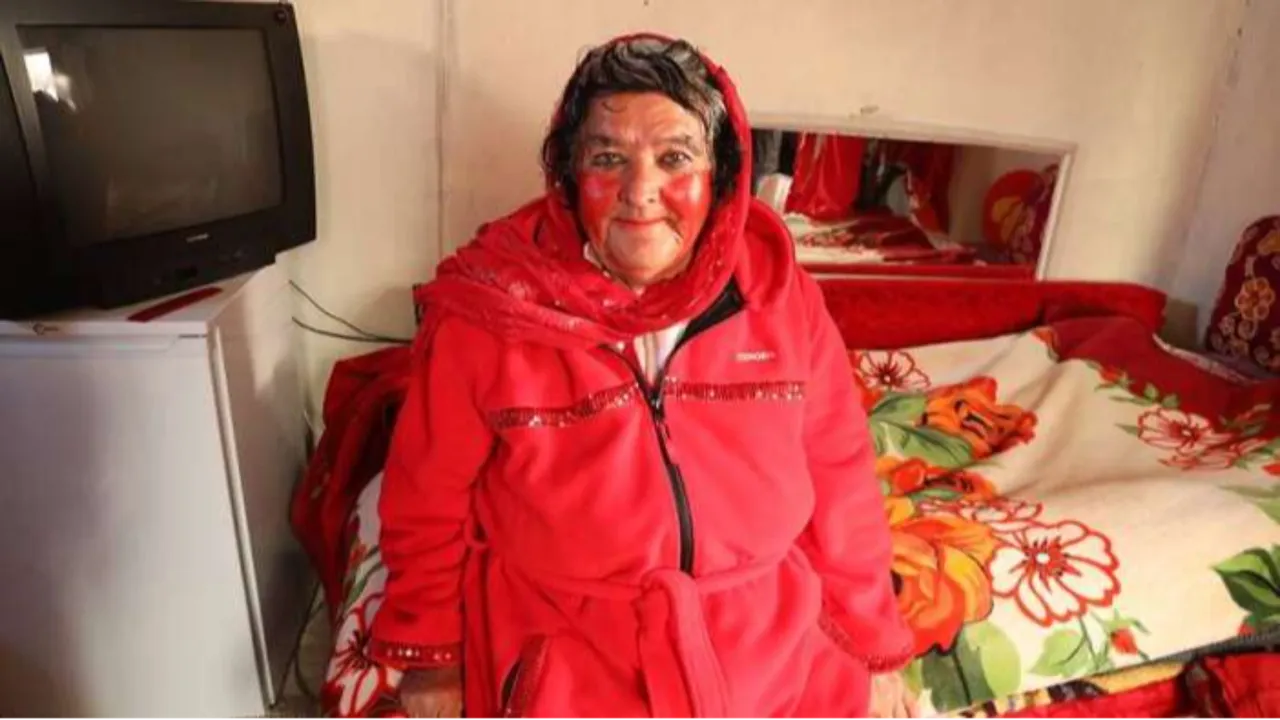 Tepeden tırnağa tek renkle geçen ömür! ‘Kırmızılı Kadın’ Sultan Özcan hayatını kaybetti, işte Konya'nın 'Deli Kızı'nın hikayesi