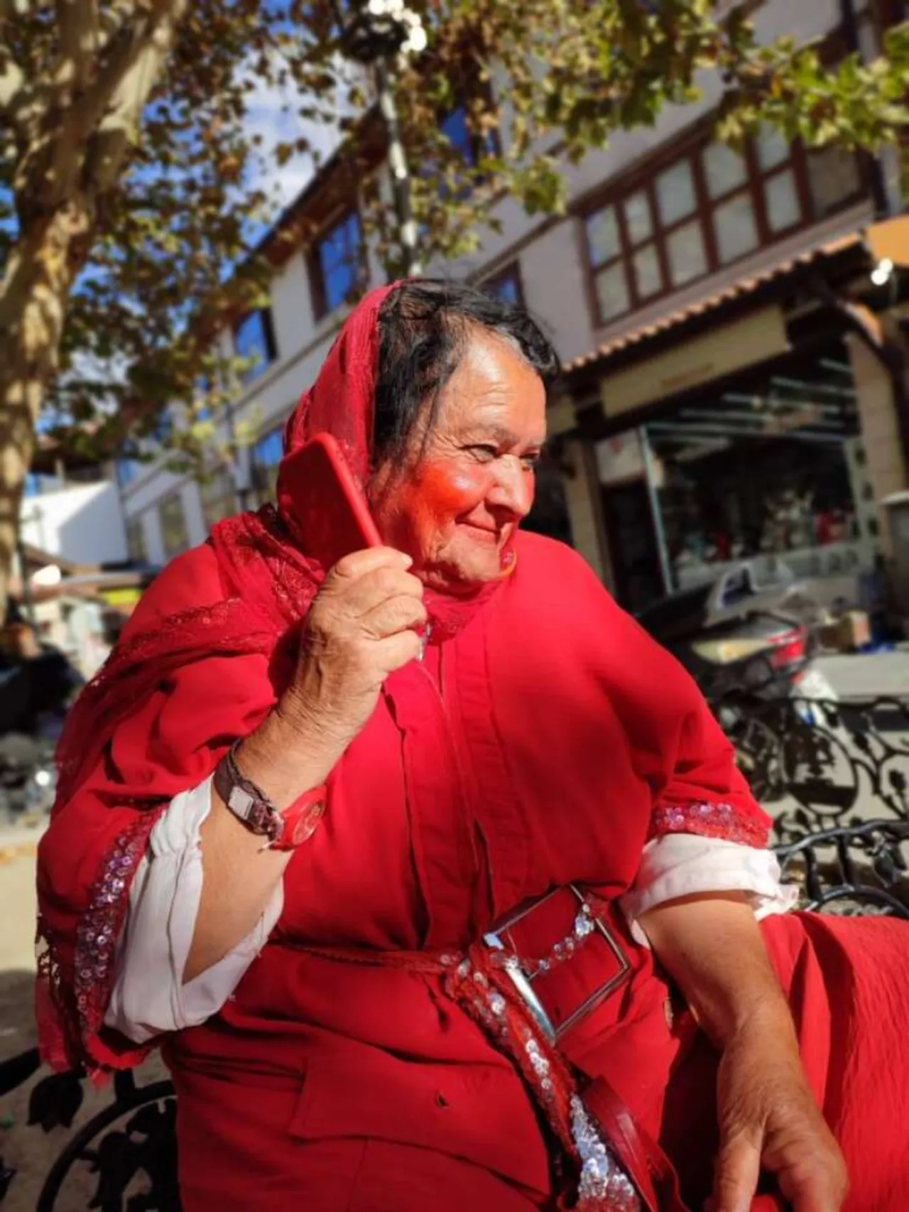 Tepeden tırnağa tek renkle geçen ömür! ‘Kırmızılı Kadın’ Sultan Özcan hayatını kaybetti, işte Konya'nın 'Deli Kızı'nın hikayesi