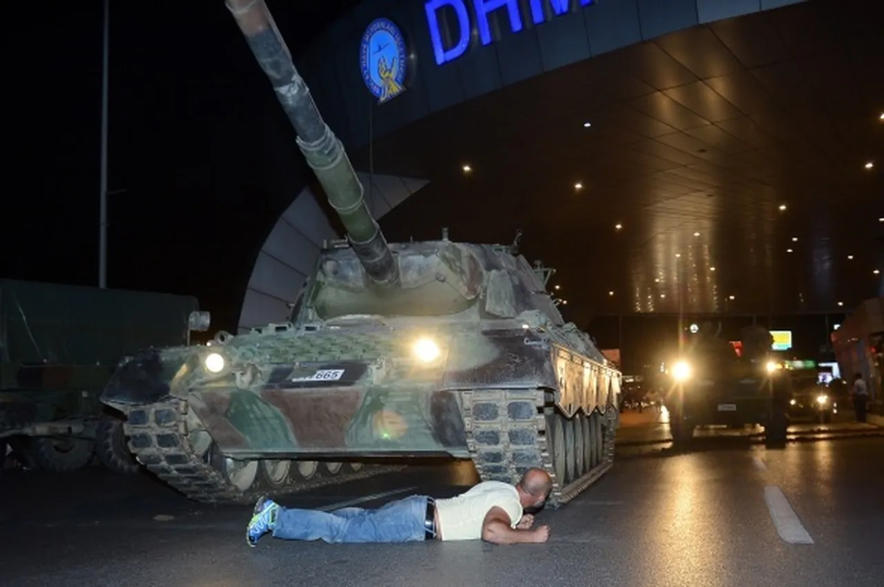 15 Temmuz'un üzerinden 10 yıl geçti ama tehlikesi sürüyor: FETÖ pusuya yattı bir fırsat bekliyor