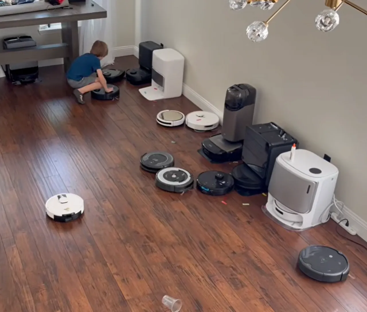 3 yaşında tornavida tuttu, 8 yaşında marka oldu: Robot süpürge tutkusu servete dönüştü