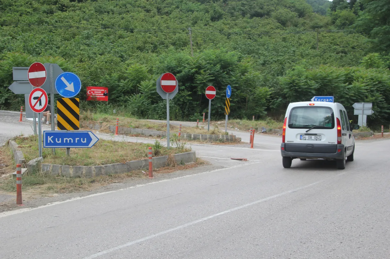 Bu kavşakta 29 tabela var! Kafası karışan sürücü kaza yapıyor