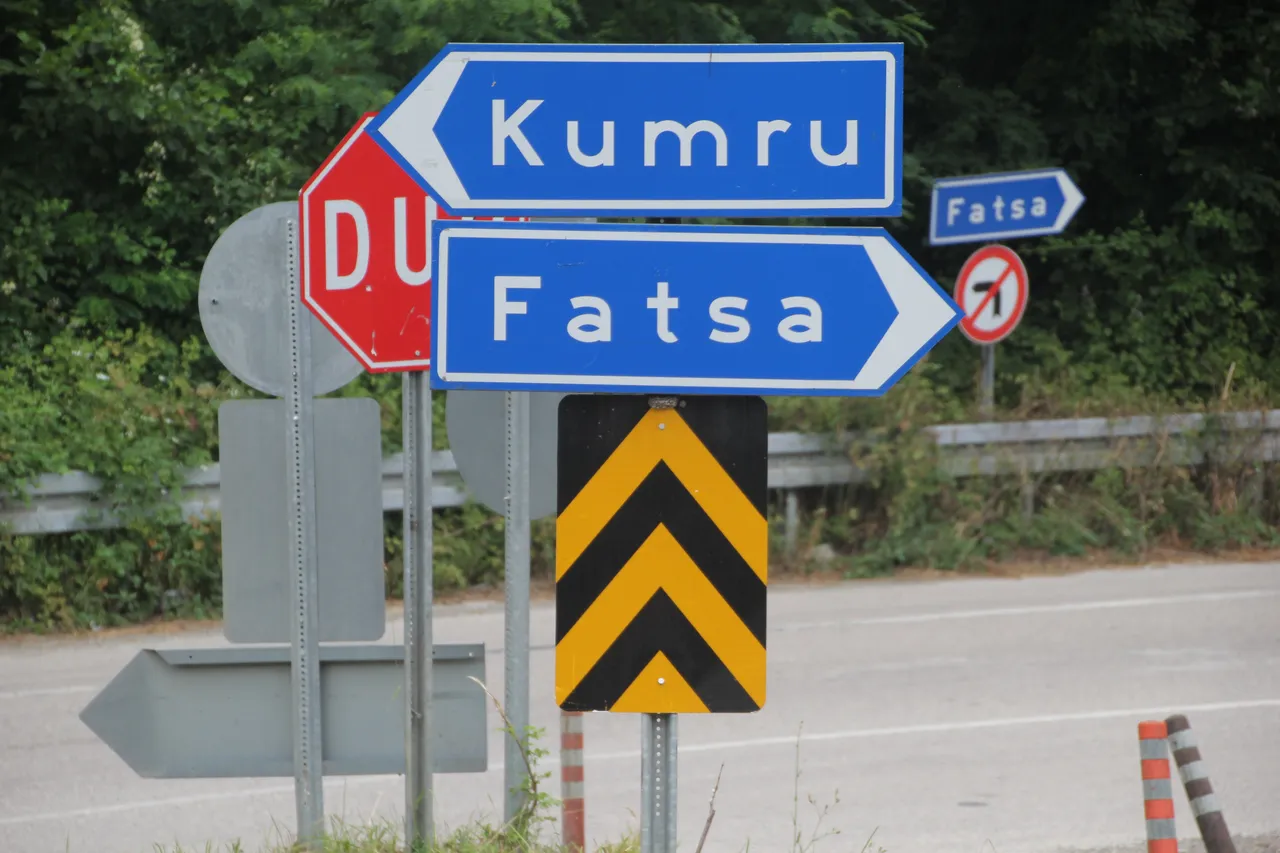 Bu kavşakta 29 tabela var! Kafası karışan sürücü kaza yapıyor
