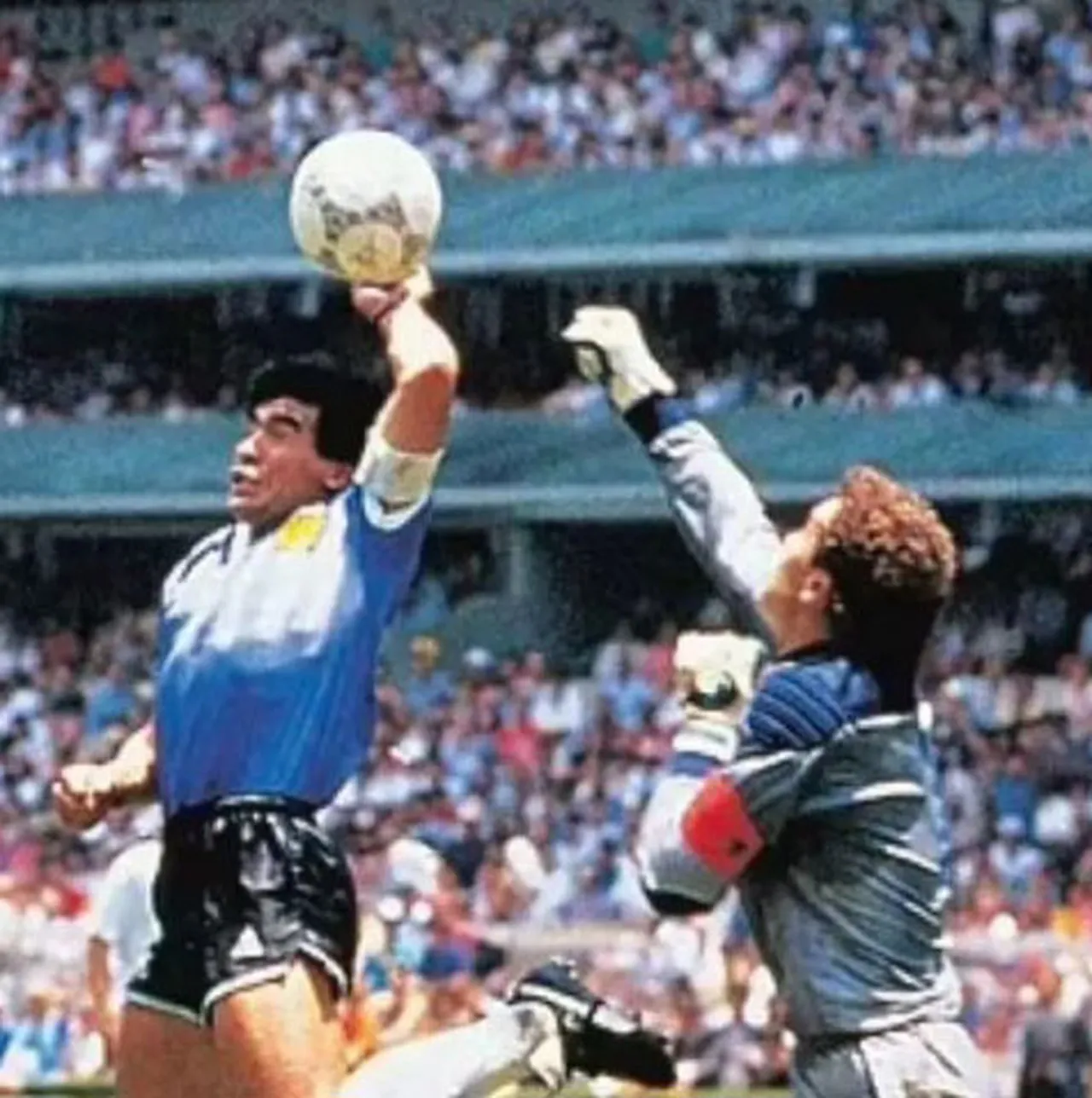 Maradona'nın eliyle İngiltere'ye attığı gol pozisyonu
