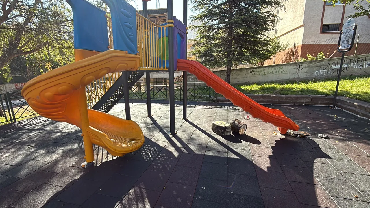 İnsanlık da kalmamış! Çocuk parkında kaydıraklara yağ döktüler