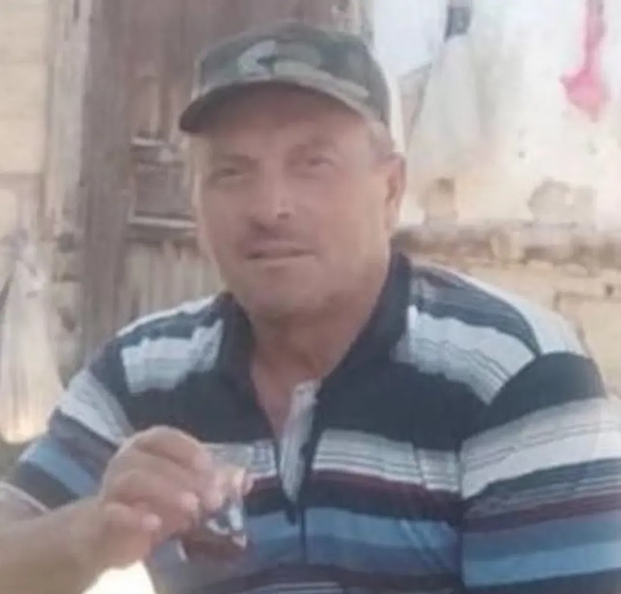 Kiraz yedikten sonra zehirlenerek öldükleri iddia edilen çift yan yana toprağa verildi