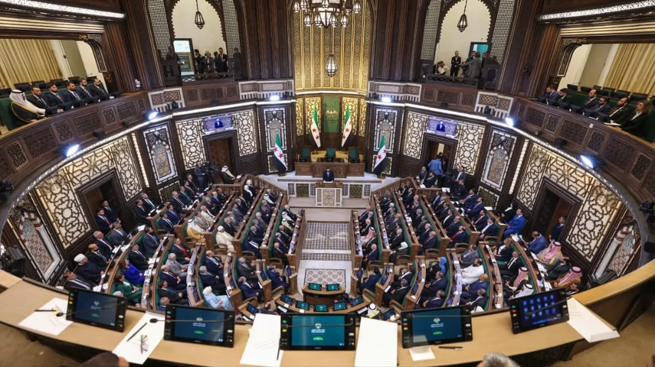 Suriyede Esad sonrası ilk halk parlamentosu toplandı: Şamda tarihi yemin