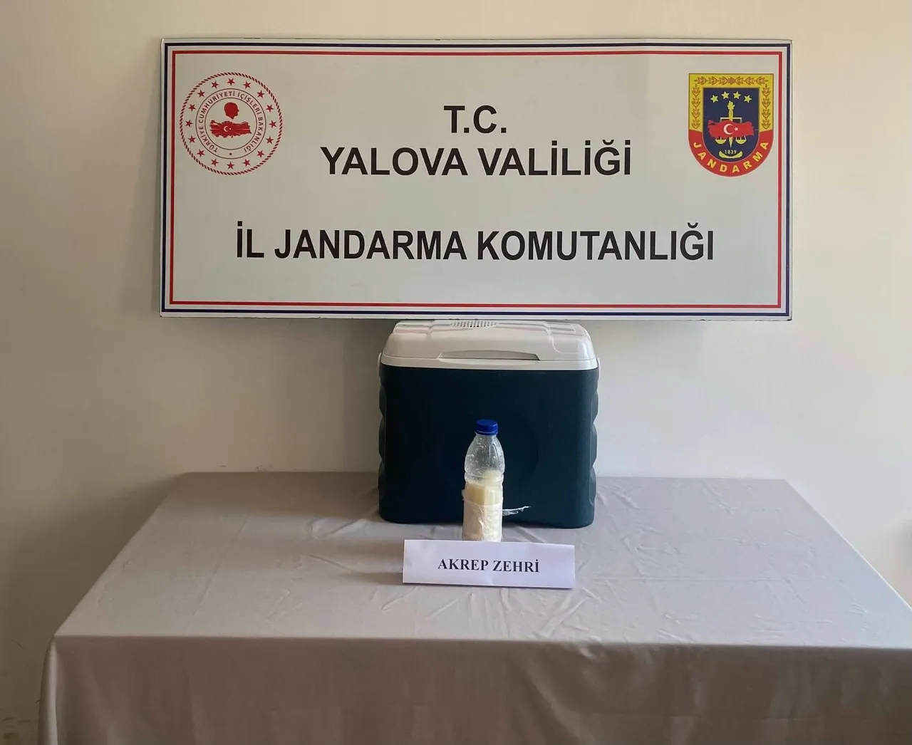 500 gramı 5 milyon dolar! Polisin durdurduğu araçtaki şişeden çıktı