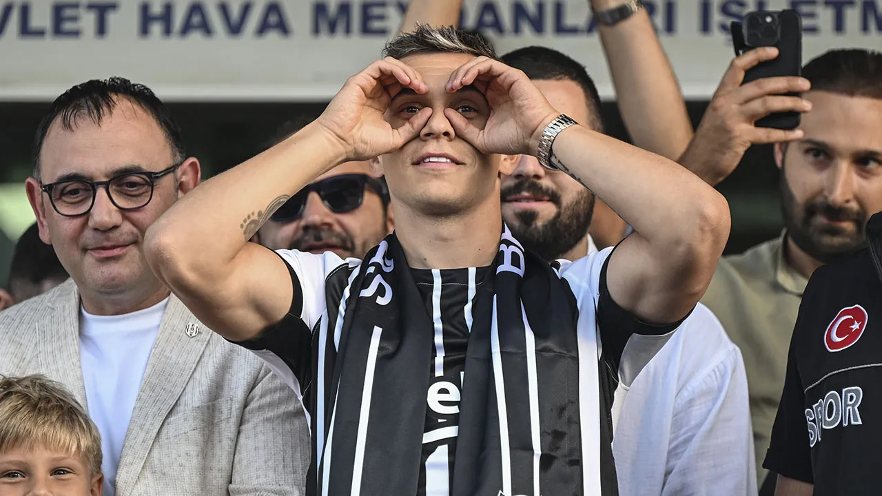 Beşiktaş'ın yeni transferi Trossard'dan ilk sözler: "Oynamak için sabırsızlanıyorum"