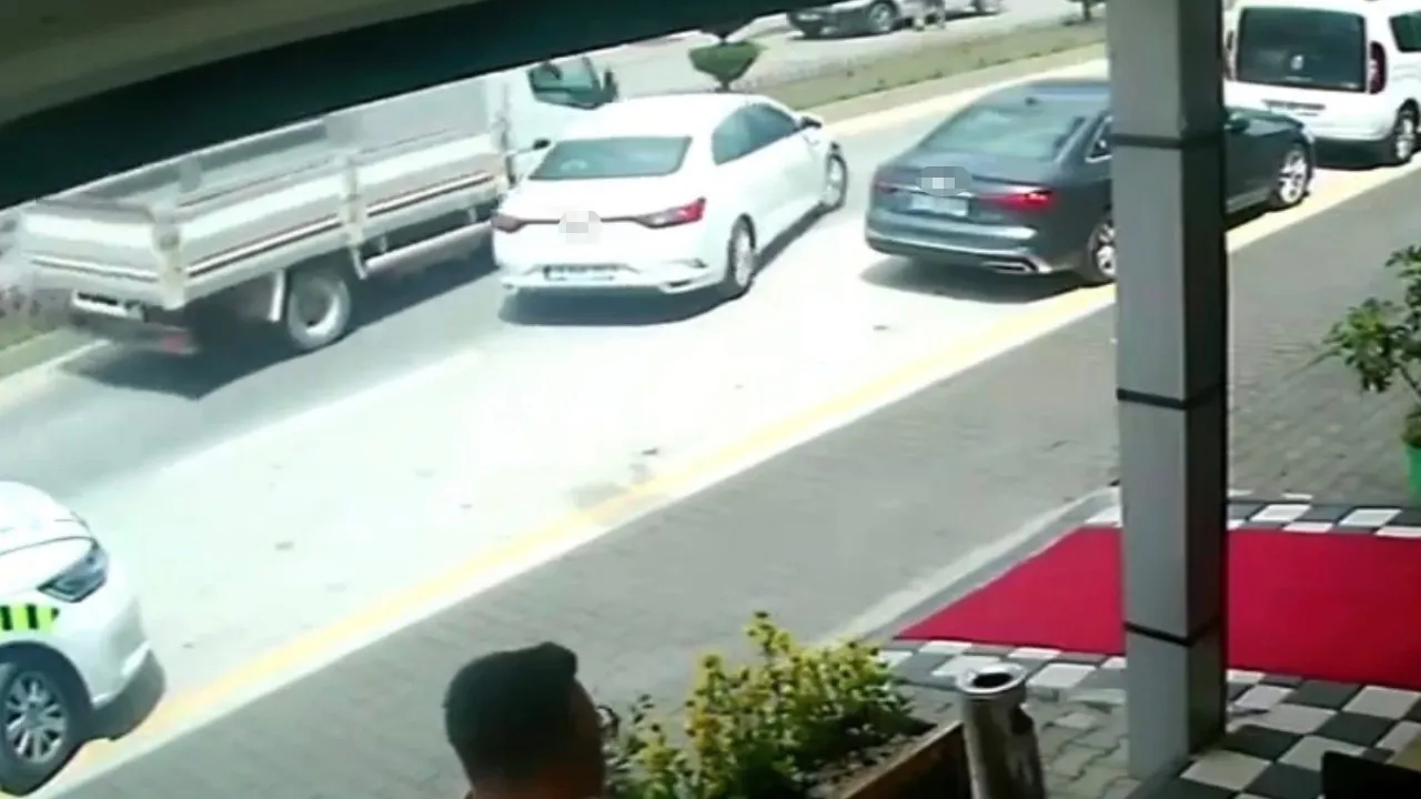 Bolu'da park yerinden yola çıkmaya çalışan otomobile kamyon çarptı! O anlar kamerada