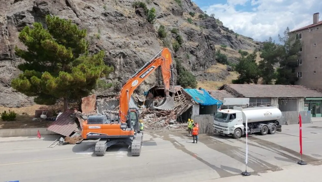 Çorumda tarihi kale çevresinde riskli binalar yıkılıyor