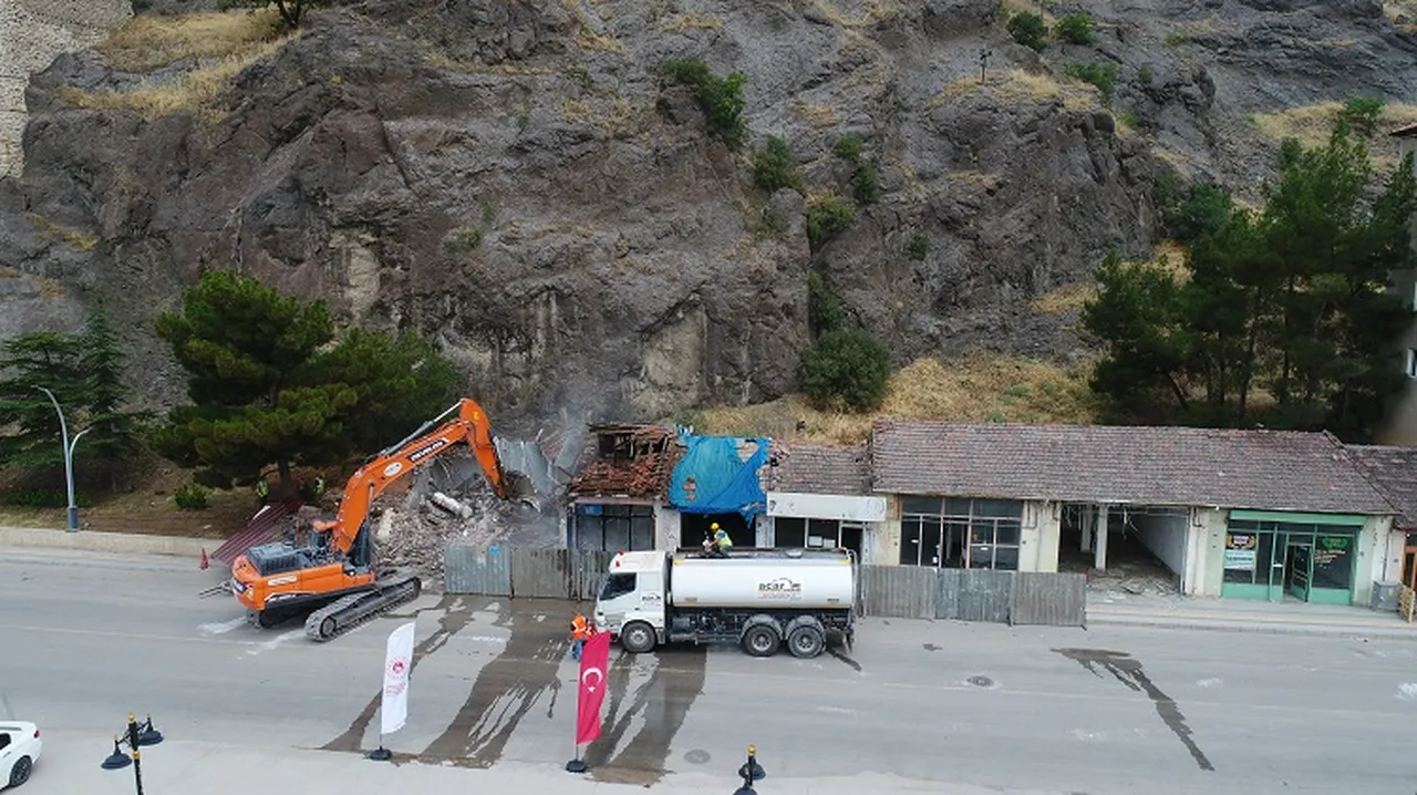 Çorumda tarihi kale çevresinde riskli binalar yıkılıyor