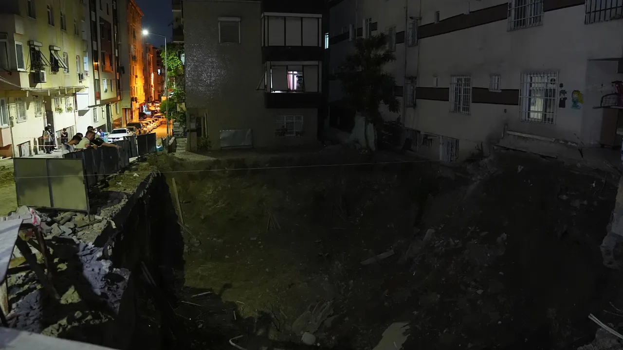 İstanbul'da korku dolu saatler! 15 daireli apartman boşaltıldı