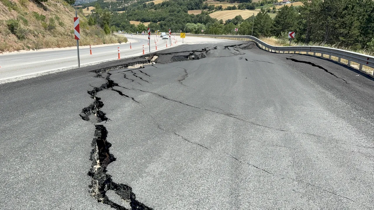 Metrelerce uzayıp gidiyor, yol hem çöktü hem çatladı! Gören sebebini deprem sanıyor