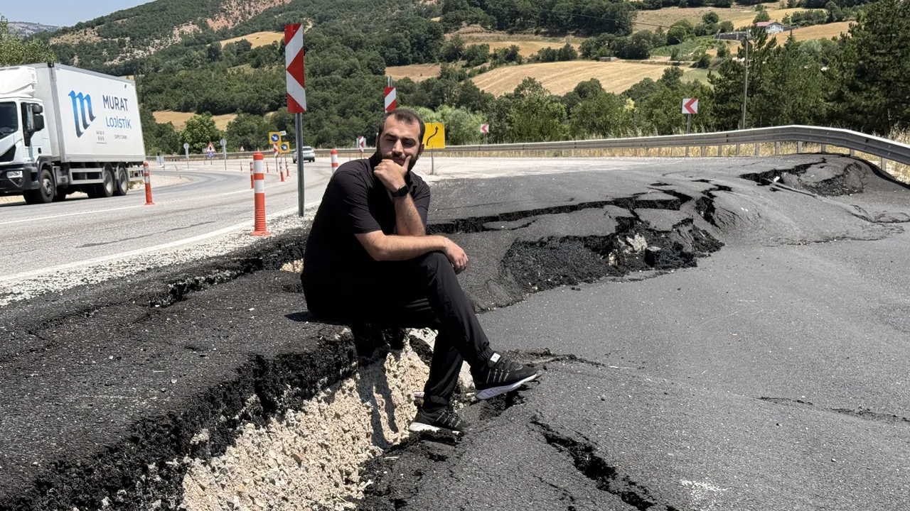 Metrelerce uzayıp gidiyor, yol hem çöktü hem çatladı! Gören sebebini deprem sanıyor