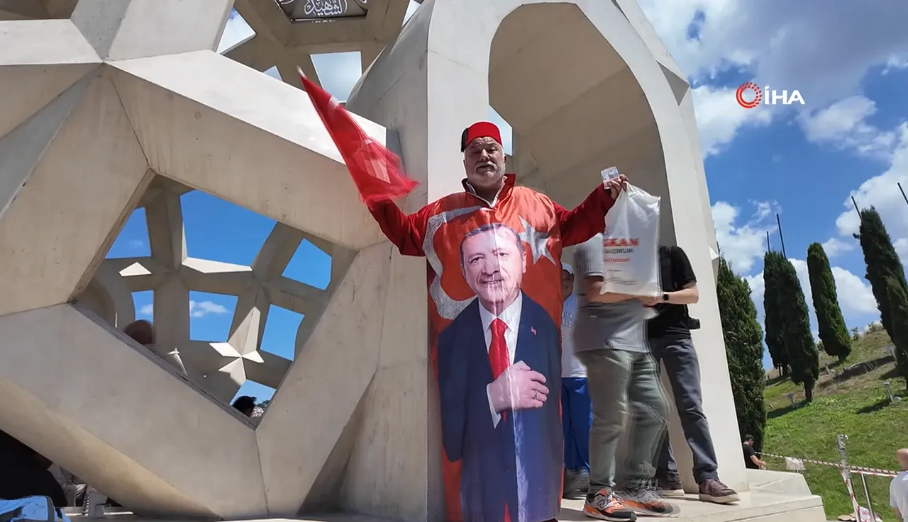 15 Temmuz Şehitler Anıtında duygulandıran kare! Kahramanmaraş’tan geldi, görünce gözyaşlarına boğuldu: Biz bu bayrak için yaşarız
