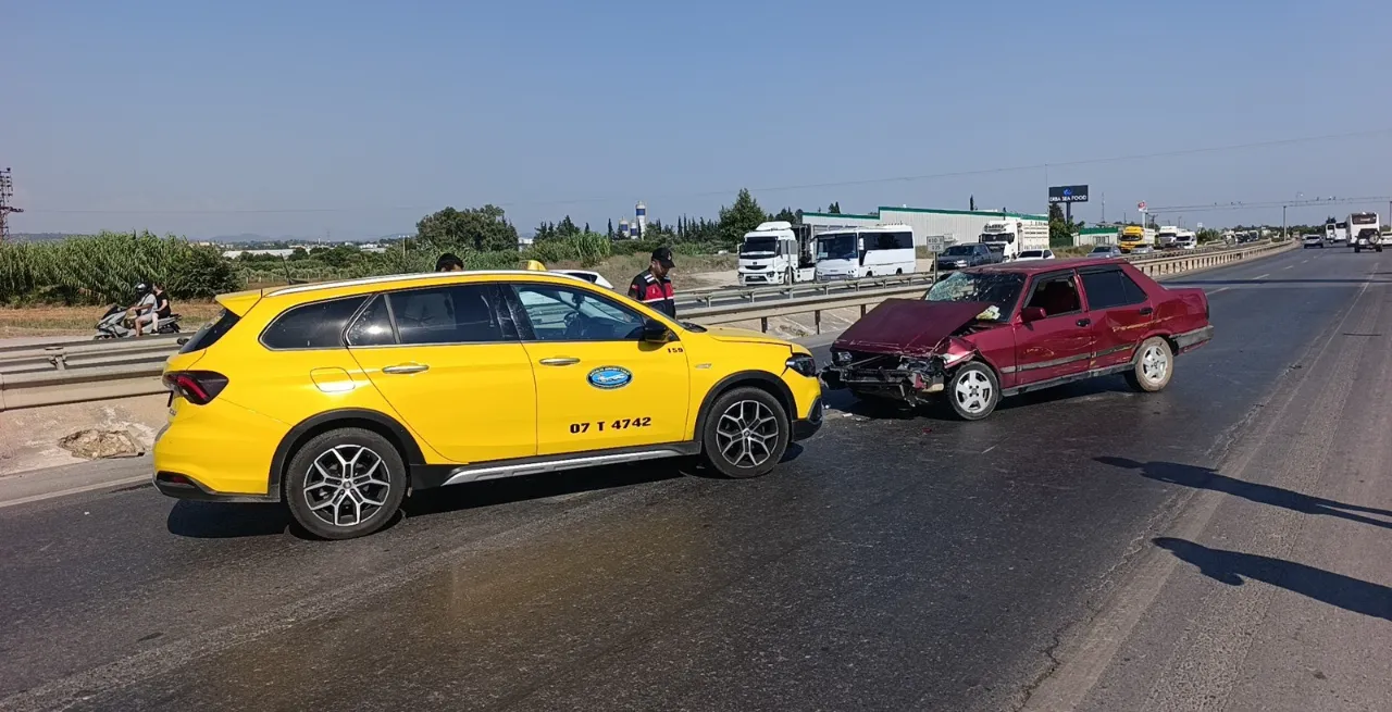 1.98 promil alkollü sürücü önce bariyerlere sonra taksiye çarptı! O anlar kamerada