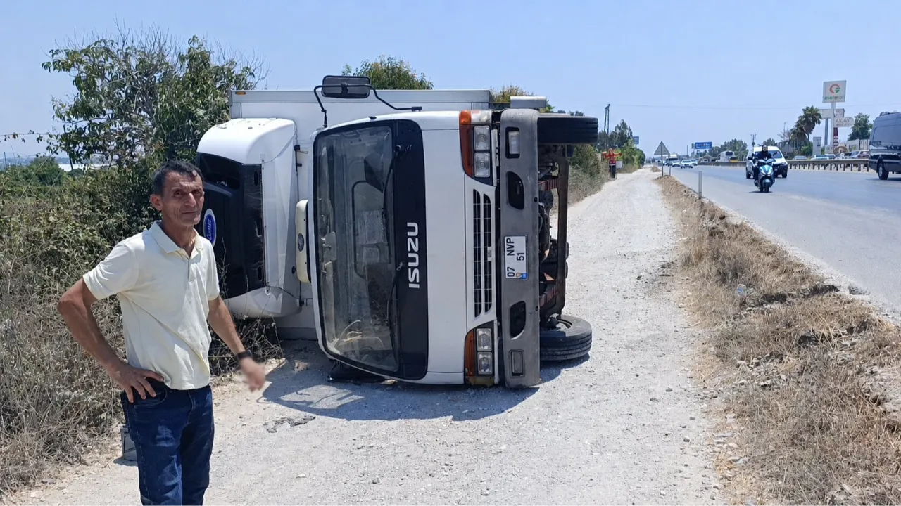 Antalya'da devrilen kamyondan yara almadan kurtuldu! Aracının başında ekipleri bekledi