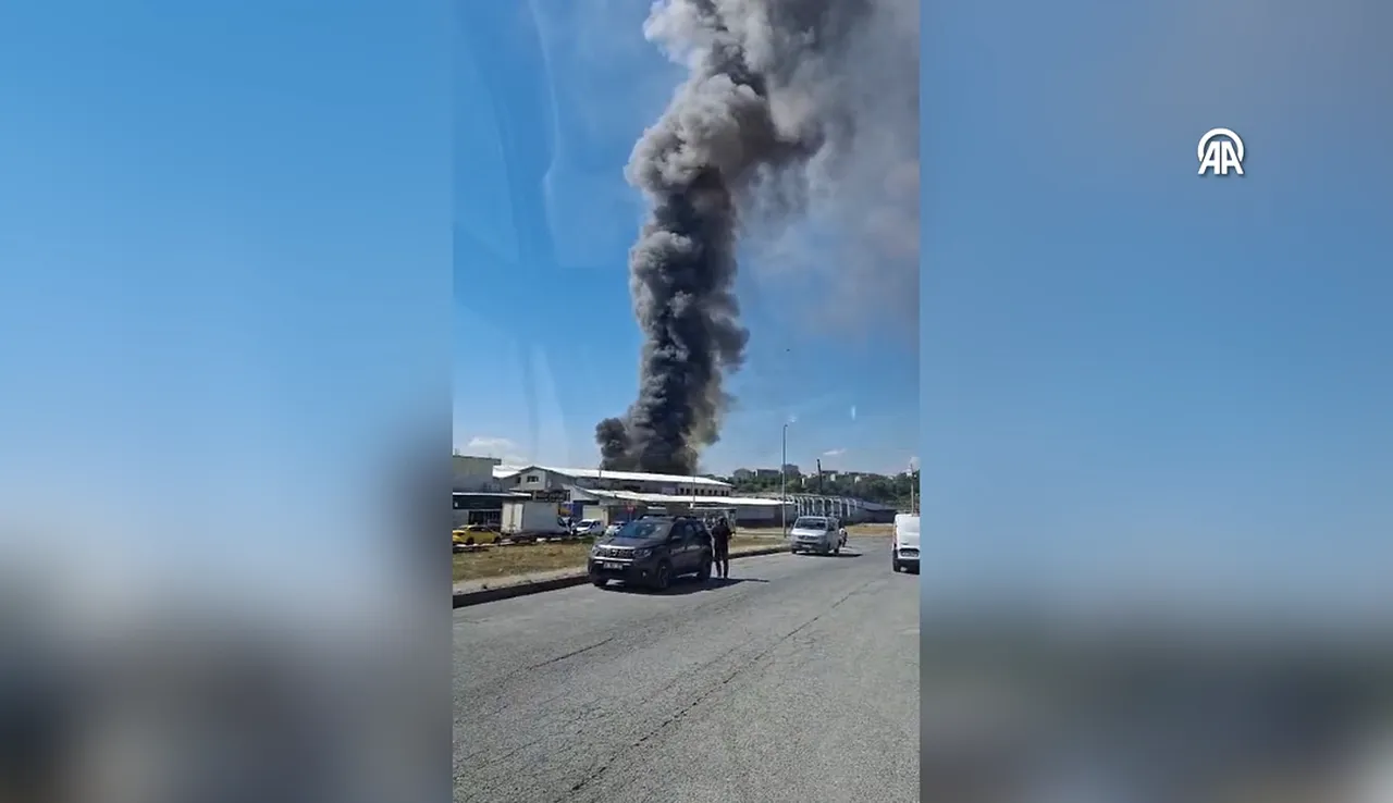 Arnavutköy'de fabrikada yangın paniği! Kontrol altına alındı