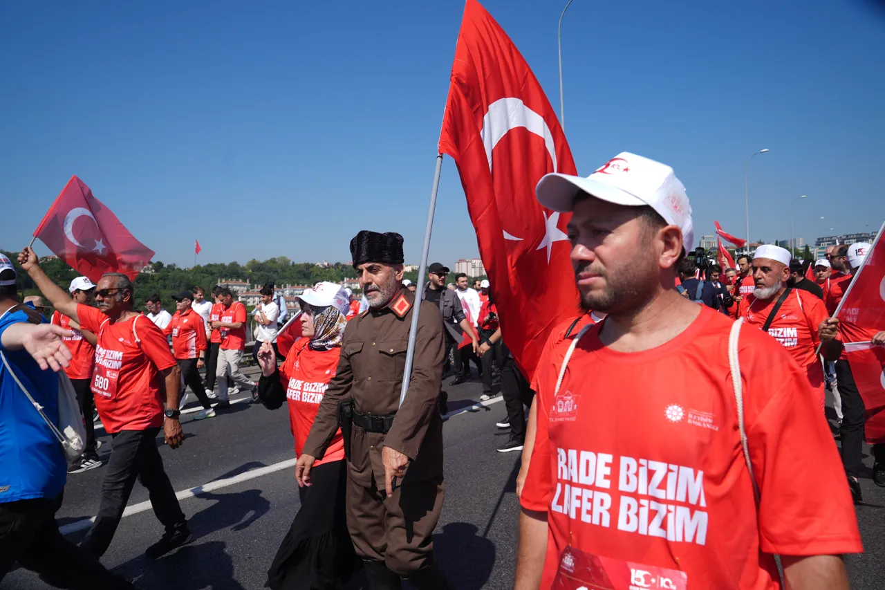 Binlerce kişi, tek yürek! 15 Temmuz Şehitler Köprüsü doldu taştı