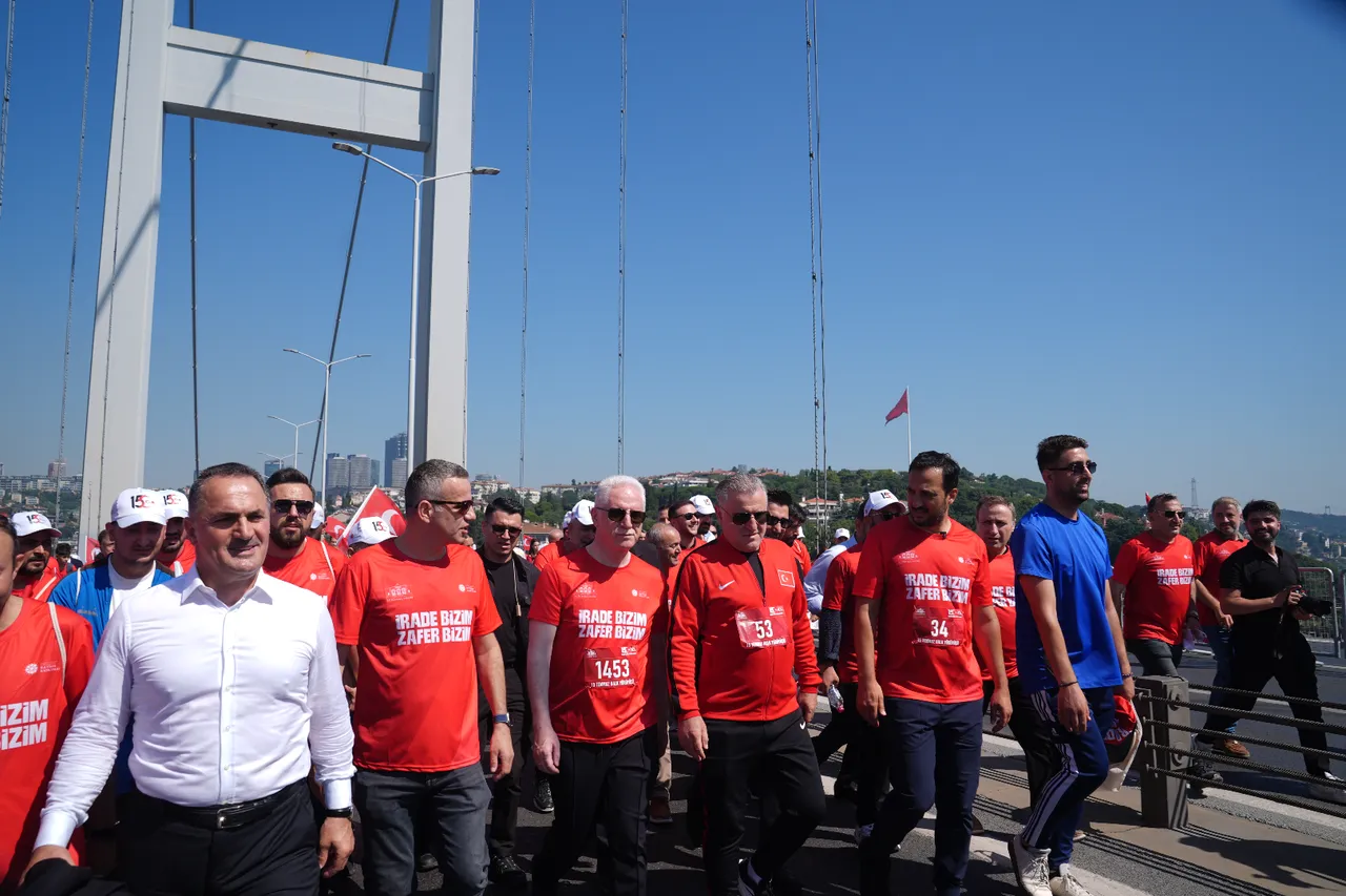 Binlerce kişi, tek yürek! 15 Temmuz Şehitler Köprüsü doldu taştı
