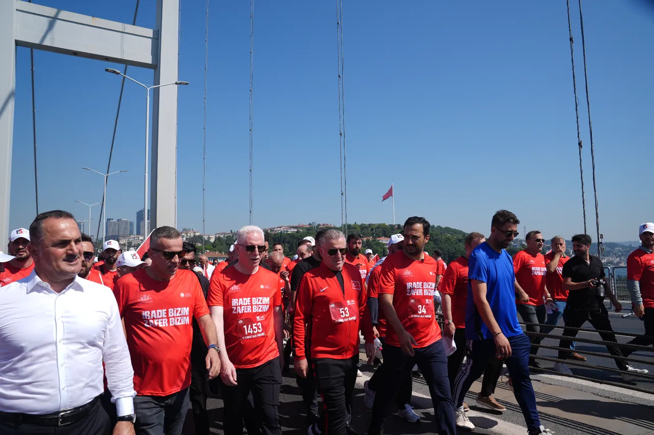 Binlerce kişi, tek yürek! 15 Temmuz Şehitler Köprüsü doldu taştı