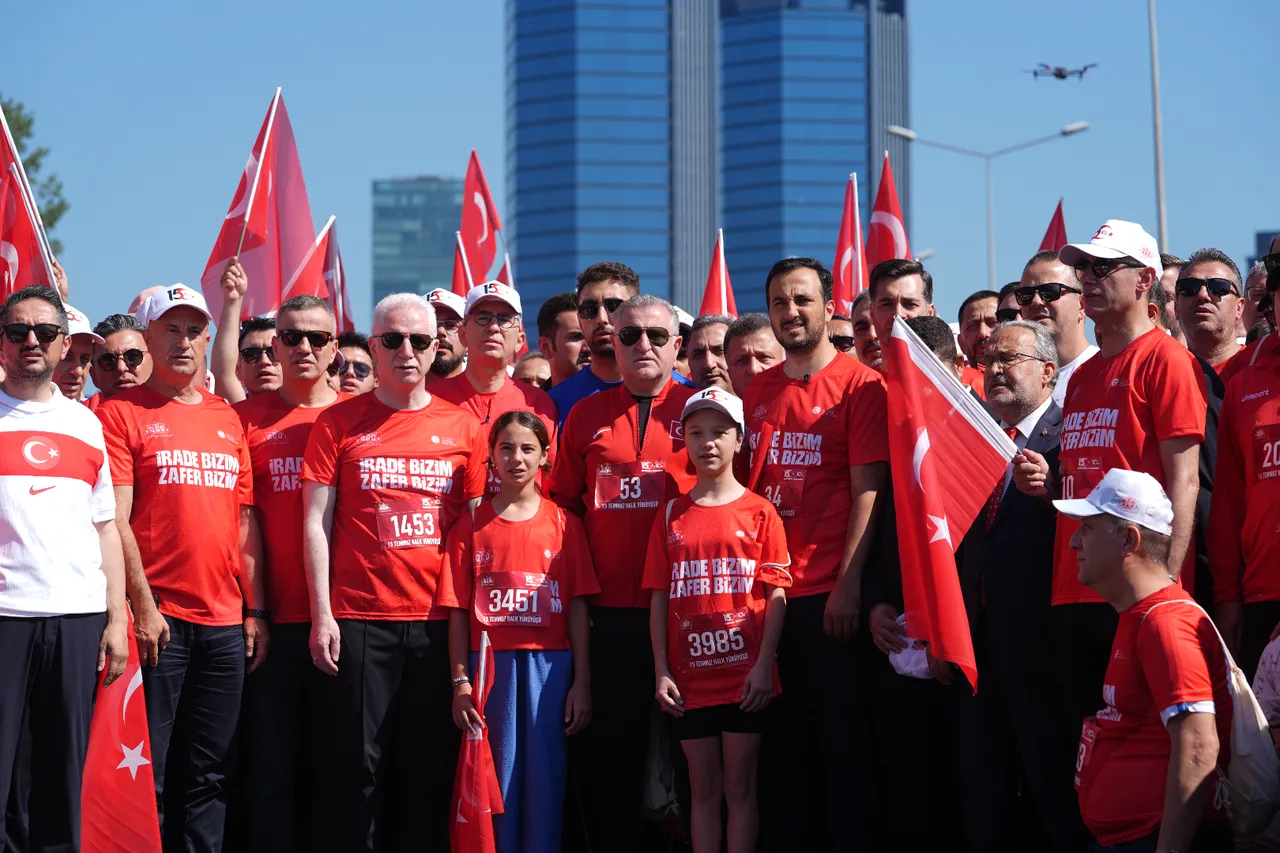 Binlerce kişi, tek yürek! 15 Temmuz Şehitler Köprüsü doldu taştı