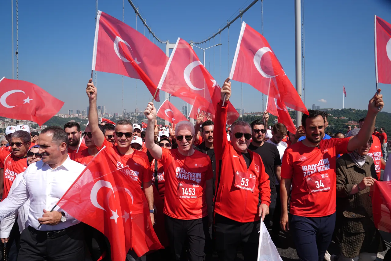 Binlerce kişi, tek yürek! 15 Temmuz Şehitler Köprüsü doldu taştı