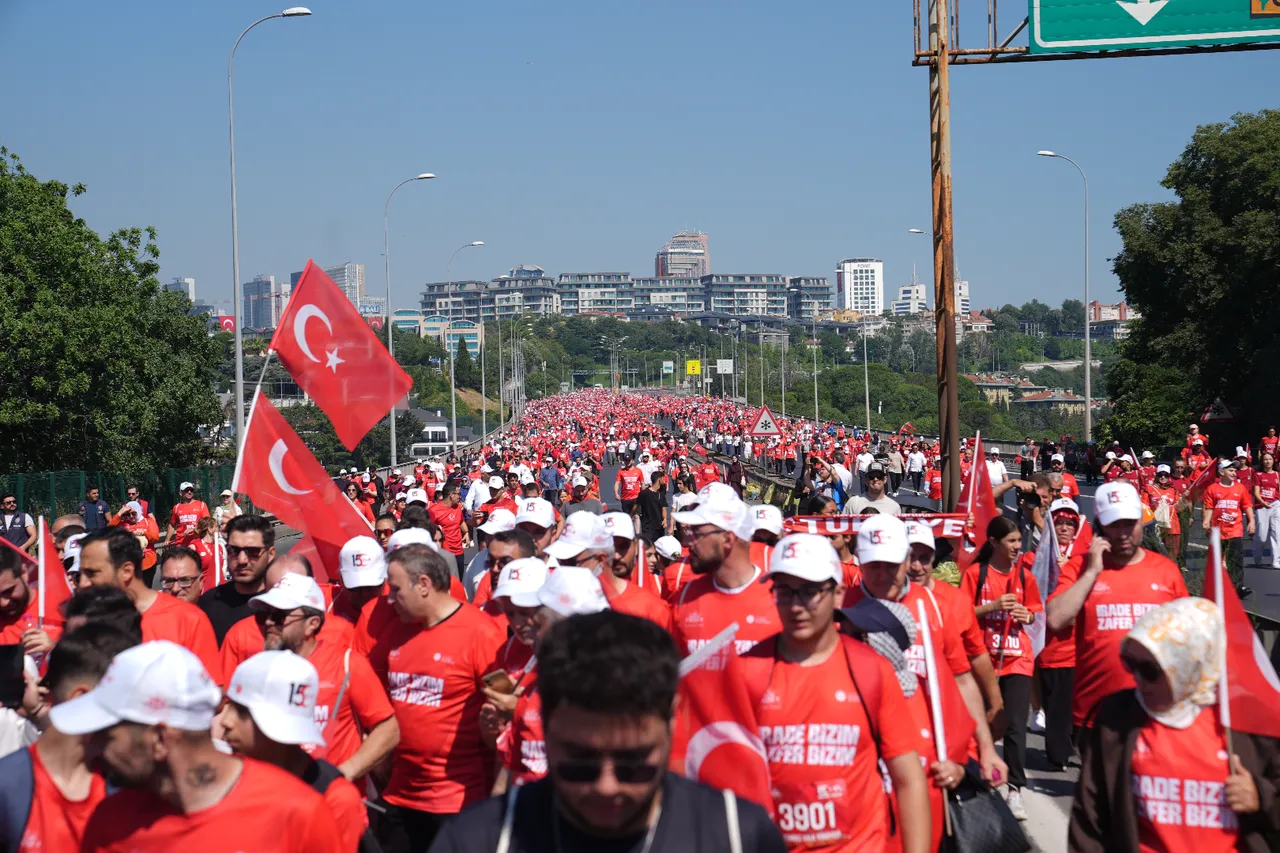 Binlerce kişi, tek yürek! 15 Temmuz Şehitler Köprüsü doldu taştı