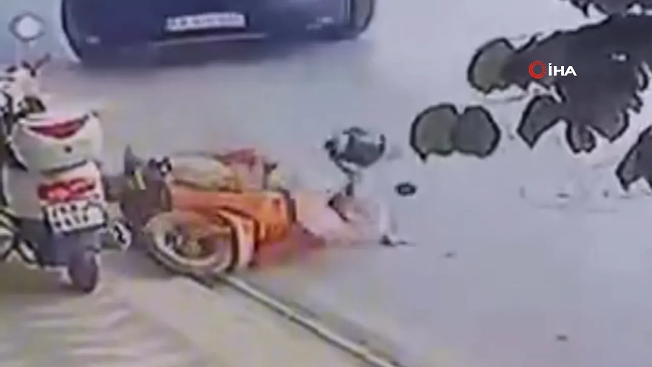 Eskişehir'de U dönüşü yapan minibüs motosiklete çarptı! O anlar kamerada