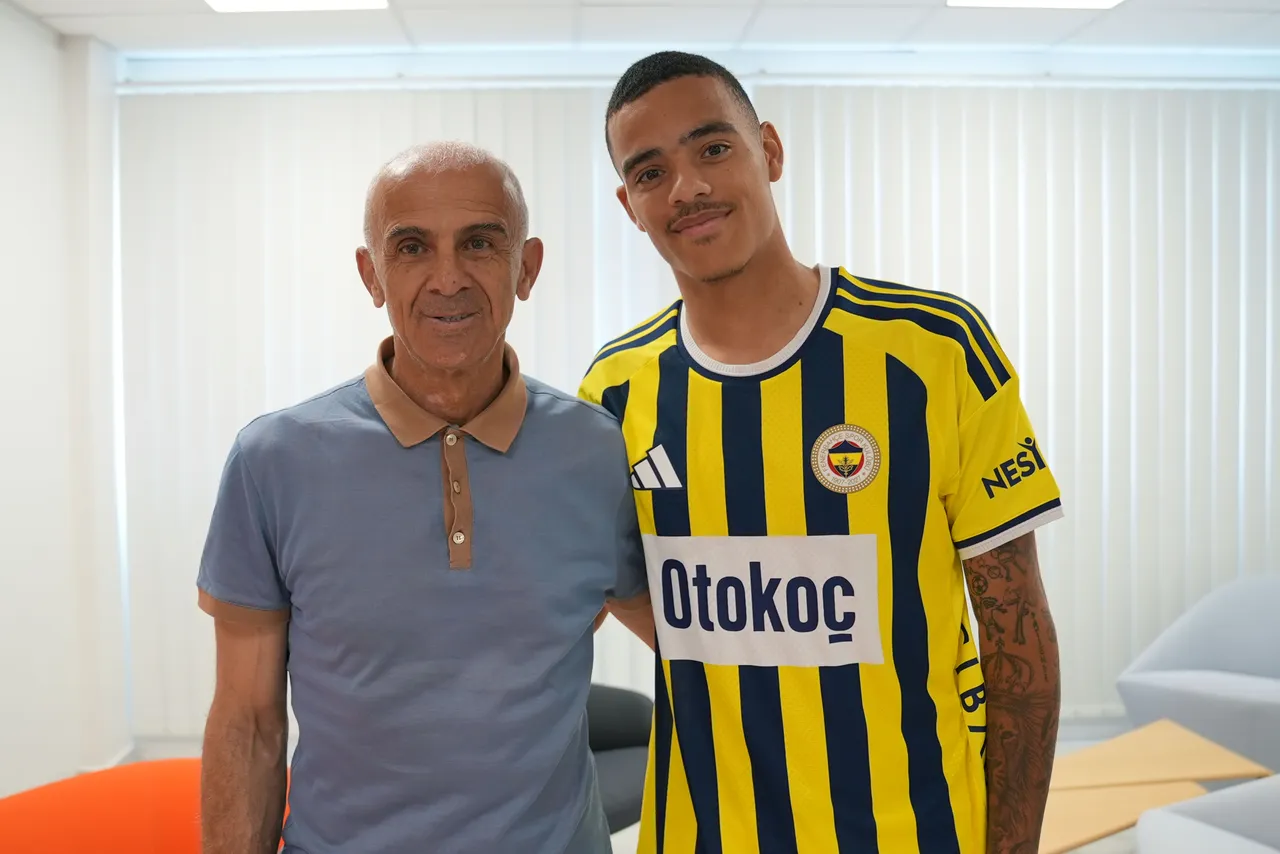 Fransız futbolcu, "Fenerbahçe'de kulüp tarihinin en pahalı transferi" olarak kayıtlara geçti.
