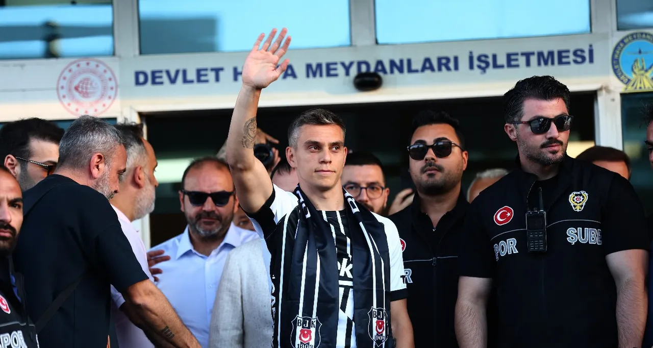 Leandro Trossard, İstanbul'da 1000'i aşkın Beşiktaş taraftarı tarafından coşkuyla karşılandı.