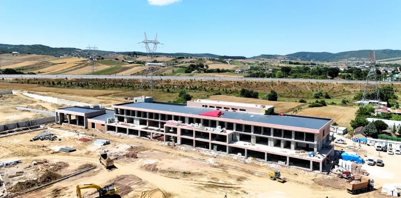 Kocaeli'nin Sevindikli Mahallesi'nde spor kompleksinde inşaat çalışmaları devam ediyor.