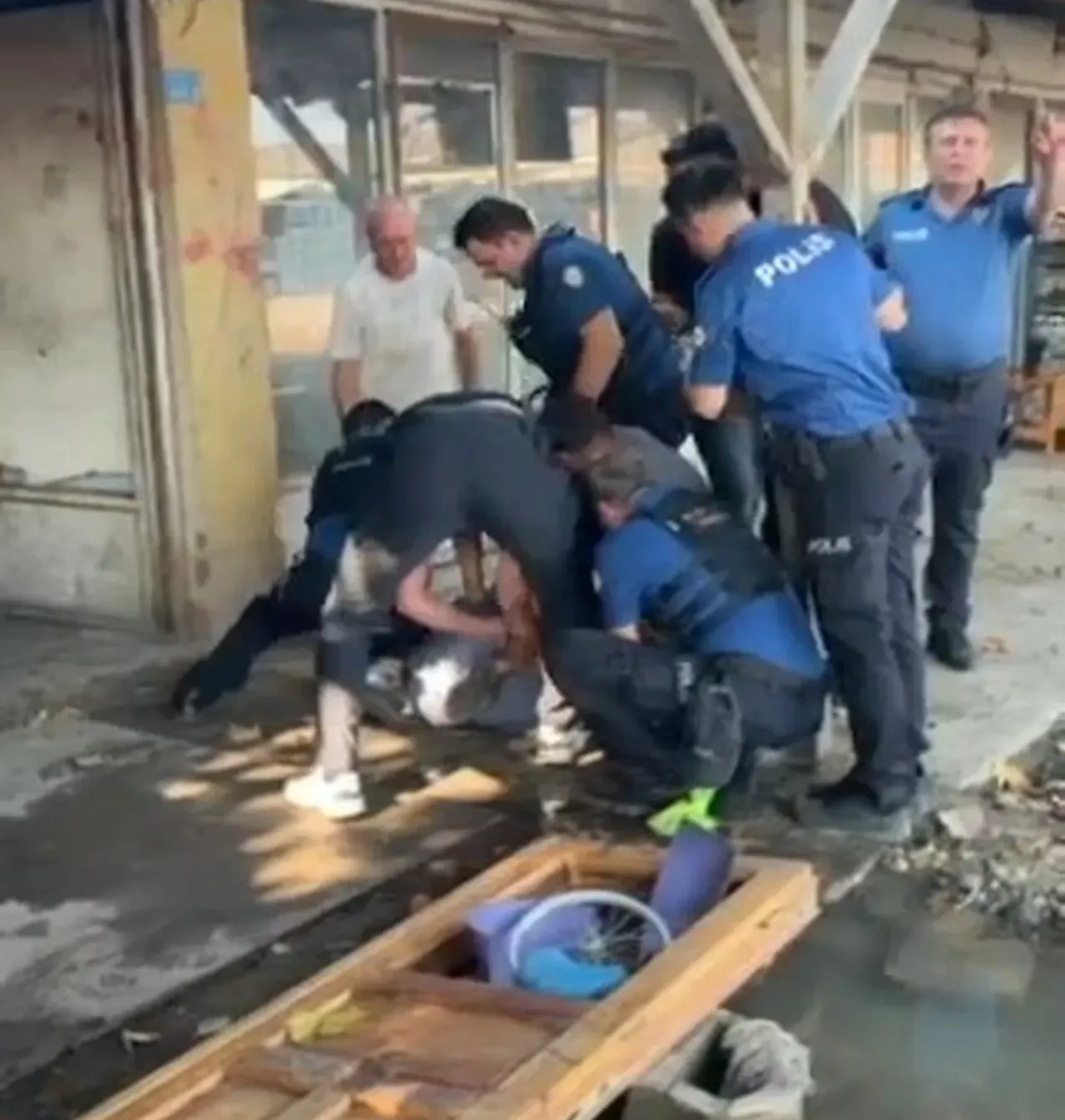 Polisi şaşırtan olay: Üzerinden 500 bin lira çıktı! Paraları sarımsakla saklamış