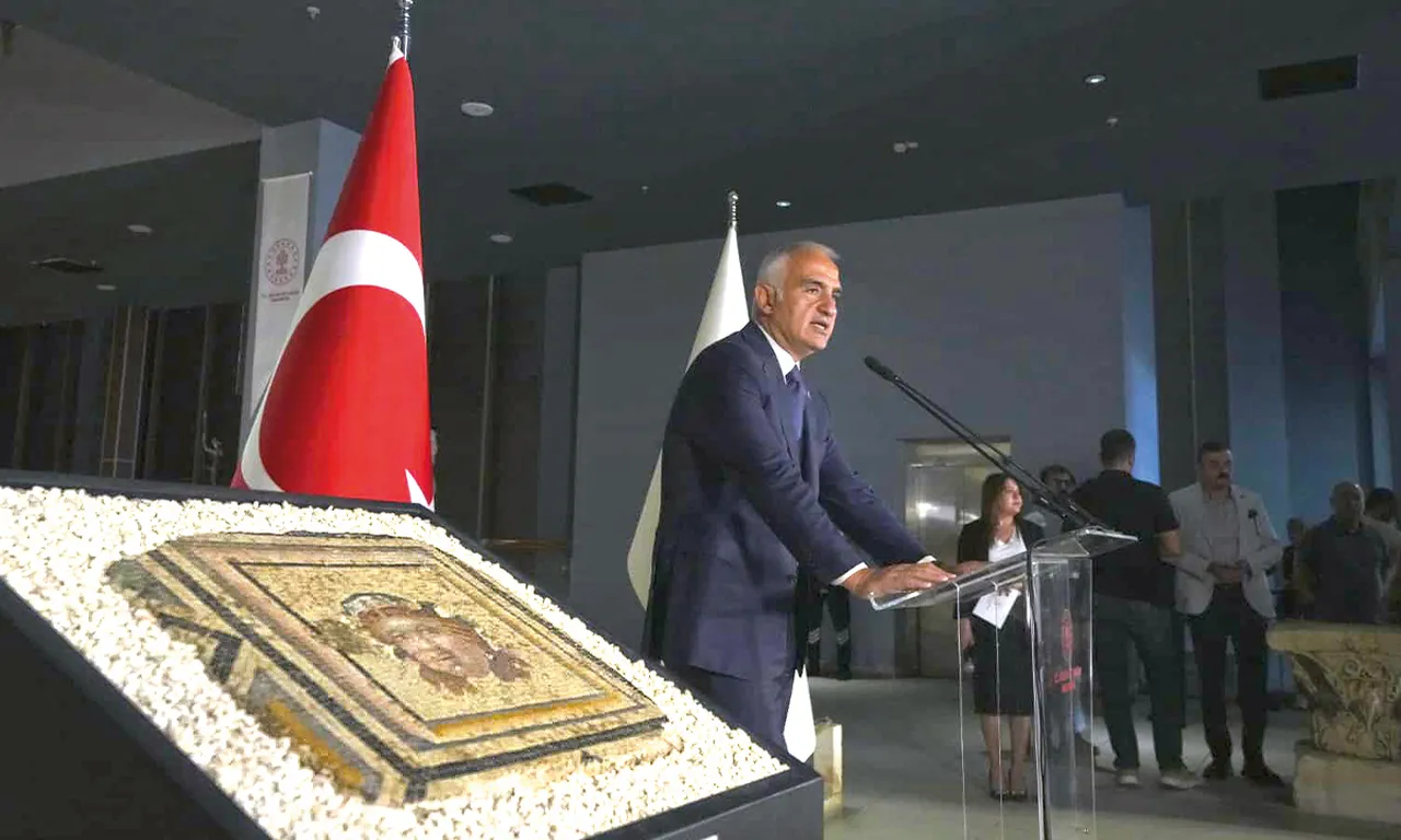 Sembol mozaik tamamlanıyor: ‘Çingene Kızı’nın 13. paneli yerine kondu