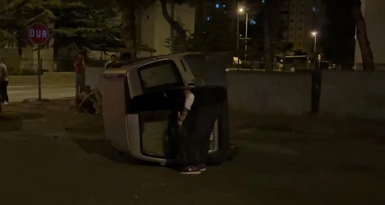 Yan yatan aracından çıkmak bilmedi! Hasarlı aracıyla yola devam etmek istedi