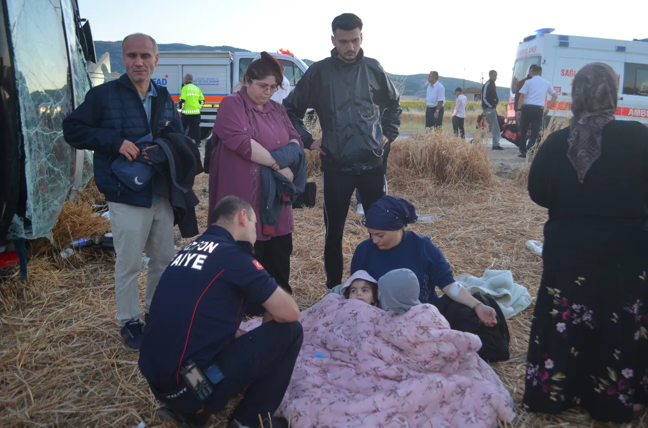 Amasya'da çift katlı yolcu otobüsü devrildi: Çok sayıda yaralı var