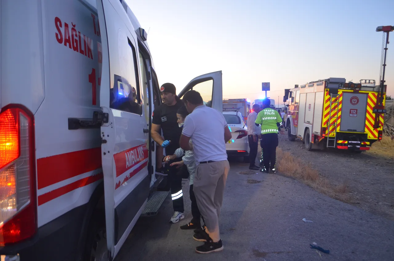 Amasya'da çift katlı yolcu otobüsü devrildi: Çok sayıda yaralı var
