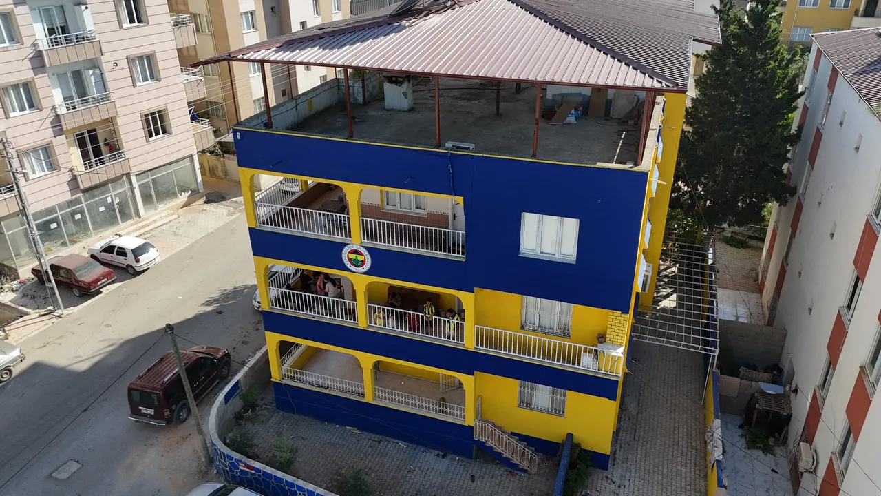 Böyle fanatiklik görülmedi! Türkiye’de eşi benzeri yok, ‘Fenerbahçeli ev’ mahallenin simgesi oldu, gören fotoğrafını çekiyor