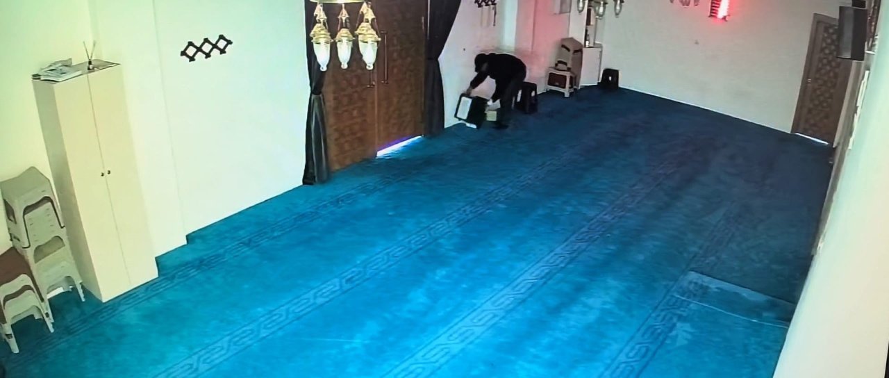 Camide pes dedirten hırsızlık! 100 bin lirayı poşete doldurup kaçmış
