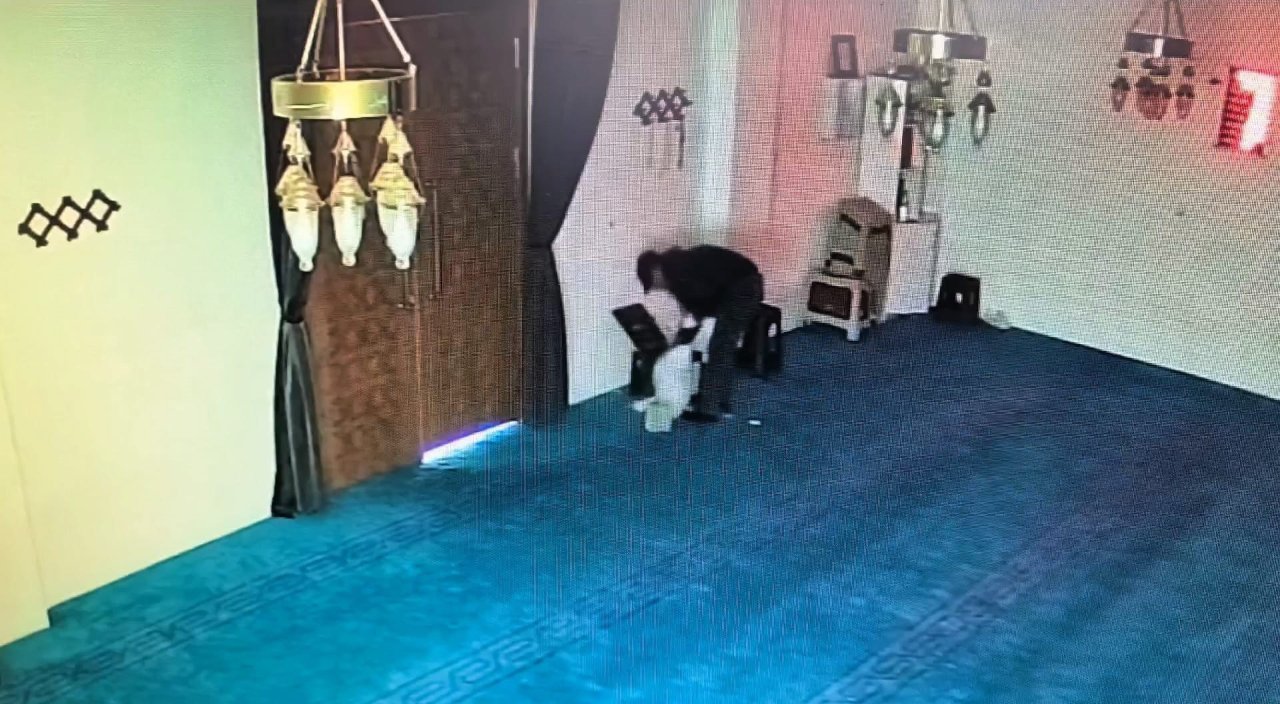 Camide pes dedirten hırsızlık! 100 bin lirayı poşete doldurup kaçmış