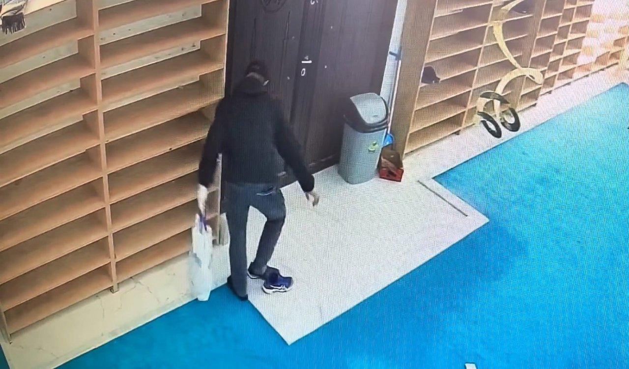 Camide pes dedirten hırsızlık! 100 bin lirayı poşete doldurup kaçmış